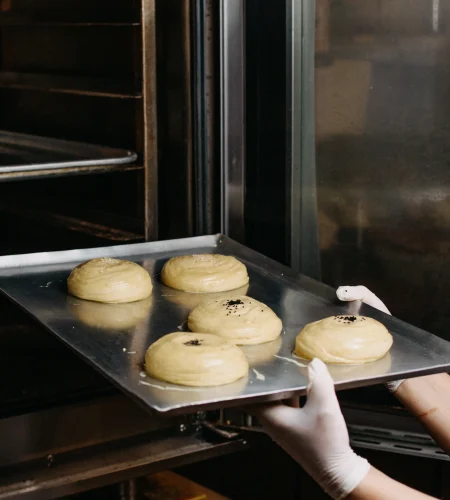 masa-qogal-pasta-de-comida-en-proceso-de-hacer-masa-bollo-dulce-dentro-de-la-bandeja-de-horno-de-plata (1)