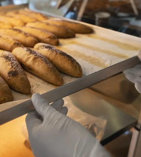 mujer-de-alto-angulo-trabajando-en-panaderia